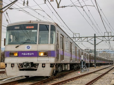 地铁通勤路上单手拿手机完成哈麻批日常操作的场景