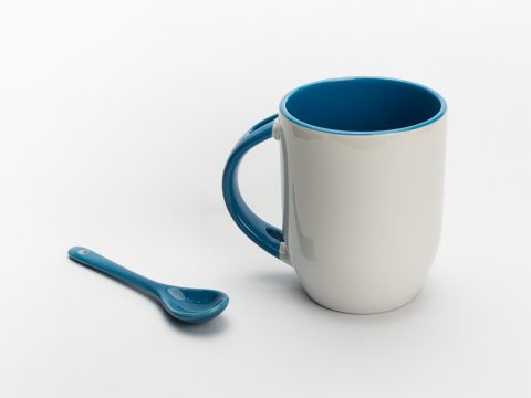 工位键盘旁放着一杯咖啡，屏幕亮着哈麻批的操作界面
