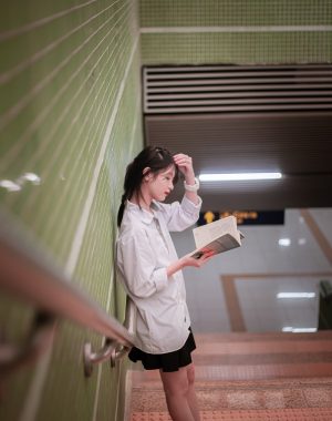晚间台灯下对照哈麻批演示教程逐条操作并做标记的桌面一角