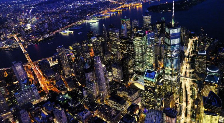 深夜书桌上亮着屏幕的哈麻批夜间操作场景，暖橙色台灯照着键盘与一杯凉掉的咖啡
